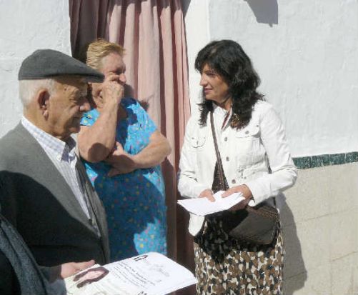 Pilar González en la campaña puerta a puerta por Amate