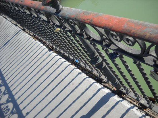 Los bajos del puente se muestran oxidados y no se han realizado tareas de mantenimiento tras la instalación del carril bici