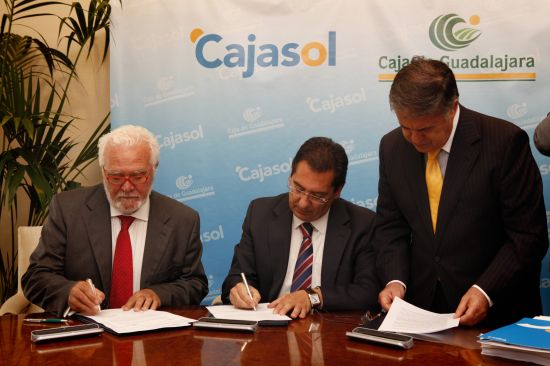 De izquierda a derecha. José Luis Ros, presidente de Caja Guadalajara; Antonio Pulido, presidente de Cajasol; y Antonio Ojeda, notario /SA