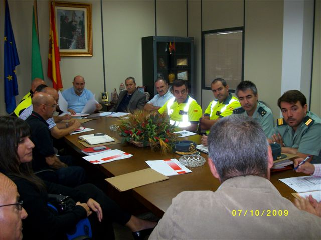Policias y ciudadanos en la Delegación de Policía Local y Fiestas Mayores.