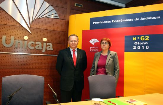 Francisco Villalba, consejero delegado de Analistas Económicos de Andalucía, y Felisa Becerra, coordinadora del informe. /SA