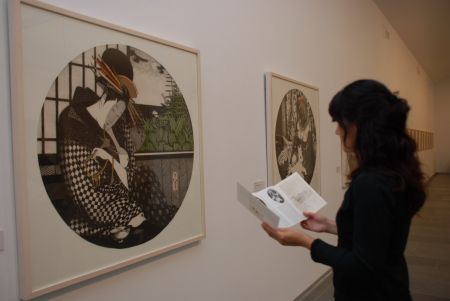 Una visitante contempla de una de la obras del autor