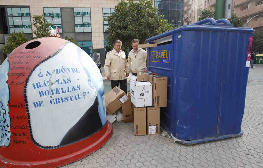 Zoido achaca a una mala gestión la imagen de los contenedores