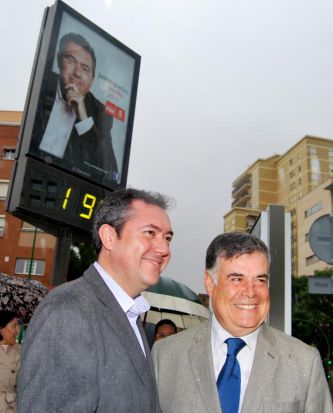 Espadas y Viera junto a la publicidad de la campaña.