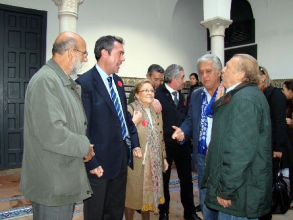 Juan Espadas junto al el delegado de Cultura en Sevilla, Bernardo Bueno y algunos artistas flamencos /SA