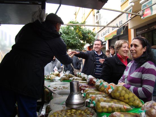 Juan Espadas hablando con vecinos y comerciantes del barrio de Miraflores