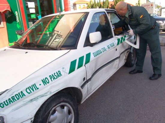 Guardia Civil inspeccionando el coche de la fuga