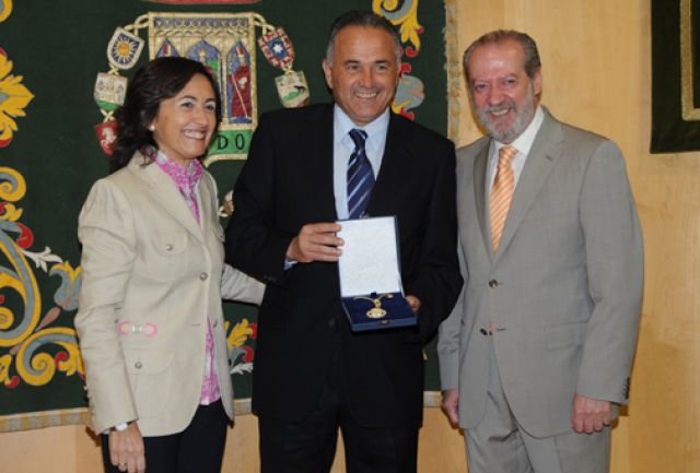 Rosa Aquilar y Fernando Rodríguez Villalobos, durante la entrega de la Medalla de Sevilla a Rafael Gordillo, en el centro/SA