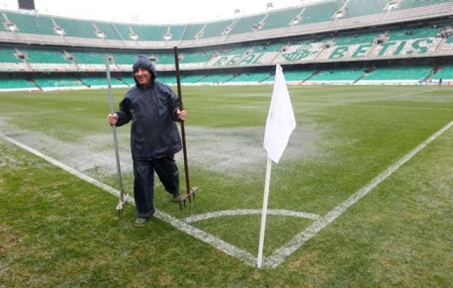 El trabajo de los encargados de mantenimiento del césped no sirvió para que el choque se disputara finalmente/Rbb