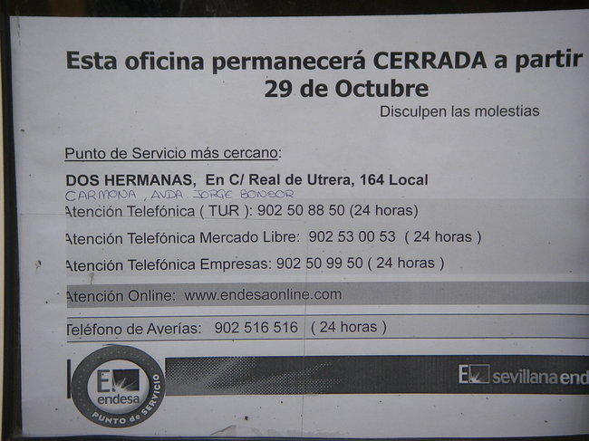 La compañía avisa con un cartel del cierre de su oficina en Alcalá