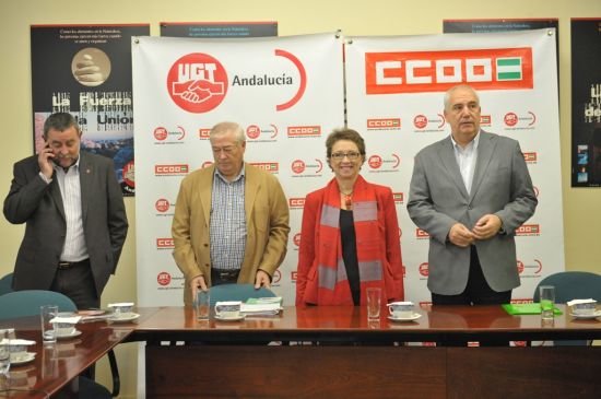 De izquierda a derecha. Dionisio Valverde, vicesecretario general de Relaciones Laborales y Política Institucional de UGT-A, Carmen Martínez Aguayo, consejera de Hacienda y Administración Pública, y Francisco Carbonero, secretario general de CCOO-A. /SA