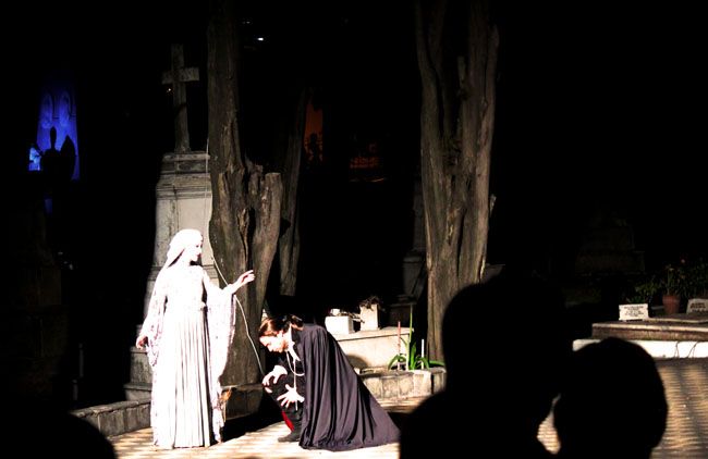 La representación de 'Don Juan Tenorio' desde la Noche de Difuntos es una tradición española que este año llegó a Montevideo, donde la función se representó en un cementerio de la capital austral /Juan C. Romero