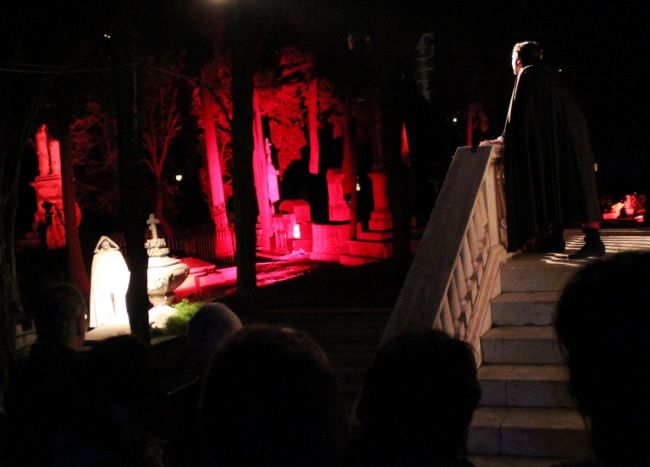 El interés por disfrutar de la función 'Don Juan Tenorio' en el Cementerio Central de Montevideo obligó a la organización a ampliar dos noches más la representación / Juan C. Romero