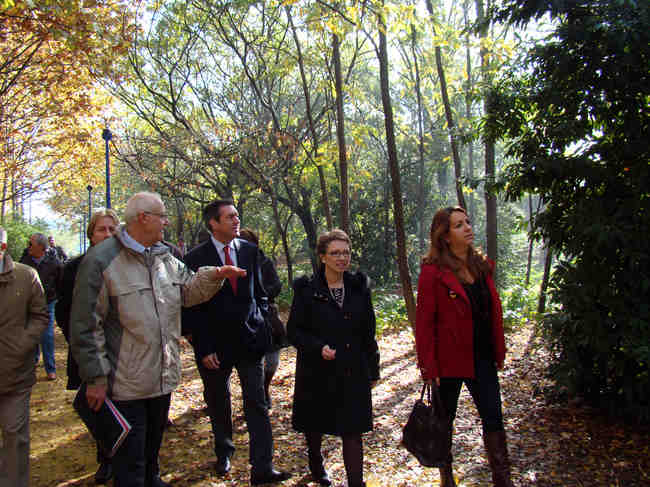 El candidato socialista paseó junto a Carmen Aguayo por los remodelados Jardines del Guadalquivir