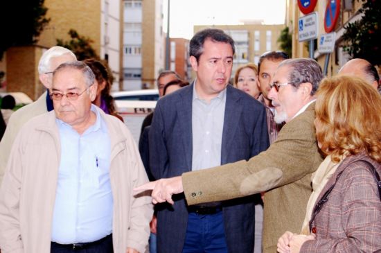 Juan Espadas en la barriada de El Rocío, en el Distrito Macarena.