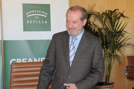 El presidente de la Diputación, Fernando Rodríguez Villalobos, asegura que desde 2007 han inyectado 555 millones de euros para programas inversores en los municipios