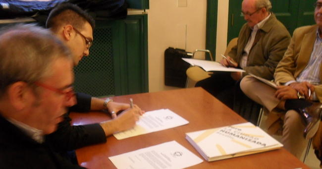 Momento en que Christopher Rivas firma el proyecto