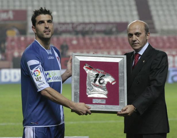 El capitán del Granada recibe de manos de José María del Nido el trofeo de campeón/ Juan Carlos Muñoz