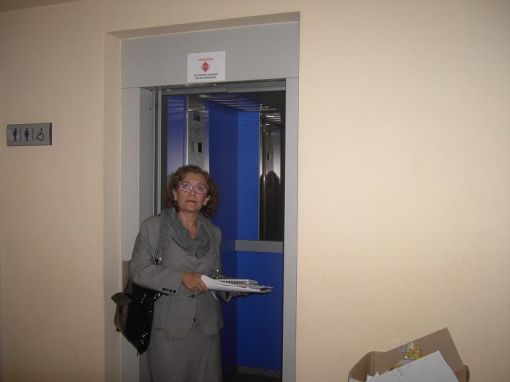 Además del ascensor, la candidata popular ha comprobado el estado de la puerta a los aparcamientos/PP.