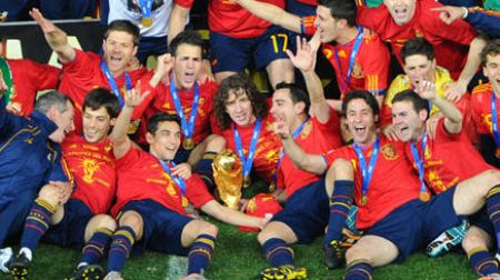 Algunos judadores de la Selección con la Copa del Mundo tras la final / DIARIO DEPORTIVO