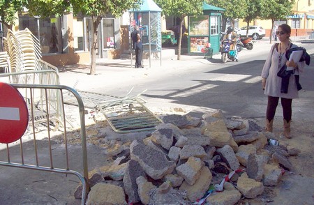 El PA denuncia que las obras de reparación del socavón llevan más de un mes paralizadas./Partido Andalucista de Alcalá de Guadaíra