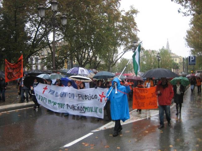 Los manifestantes han recorrido las calles de Sevilla bajo la lluvia/PEPA