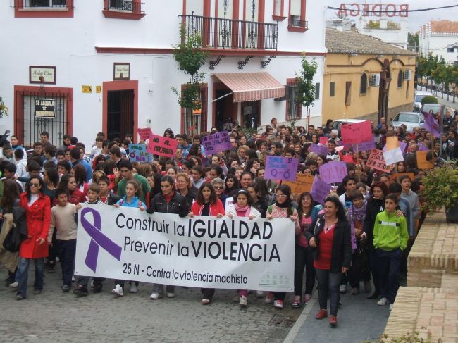 300 personas han dicho No al maltrato en Salteras