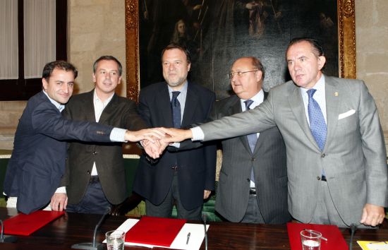 Firma del protocolo por el alcalde de Sevilla, Alfredo Sánchez Monteseirin, con los representantes de Ikea y los promotores del suelo de San Nicolás Oeste. /SA