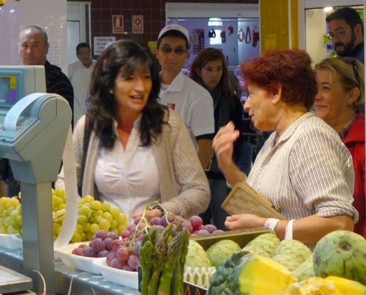 Pilar González en su visita al Mercado Municipal de Bellavista