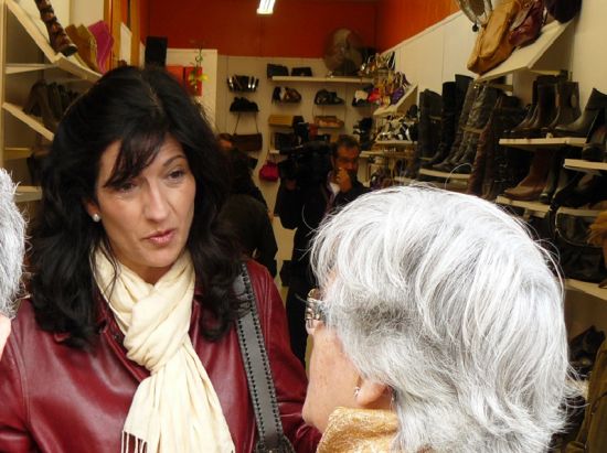 Pilar González visita a los vecinos del barrio de la Macarena.