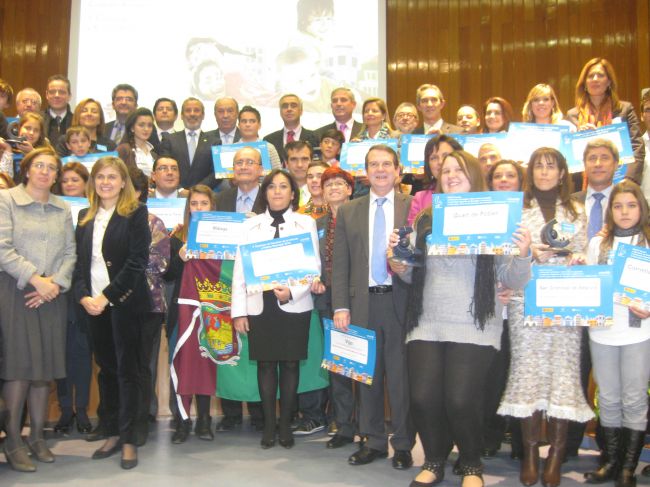 Foto de familia de los municipios premiados por UNICEF