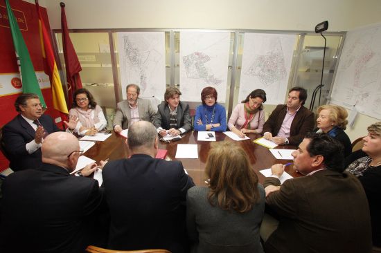 El candidato popular, Juan Ignacio Zoido, en la reunión con los representantes del sector de la moda sevillana.