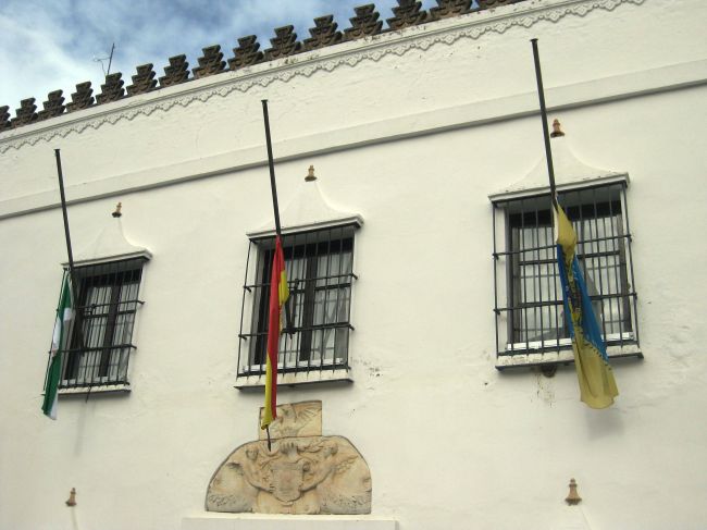 Las banderas ondean a media asta en Olivares