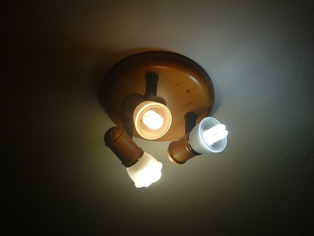 La nueva subida en la factura de la luz se traduce en unos 51 euros más al año, según la OCU/A.Copete