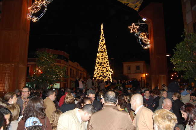 Con el encendido del alumbrado extraordinario dan comienzo las actividades navideñas en la calle