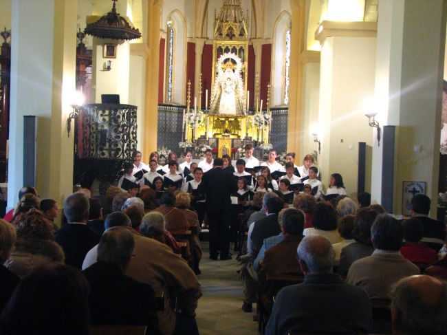 El ciclo de música en los templos ha comenzado este domingo día 5 con la Escolanía de Los Palacios