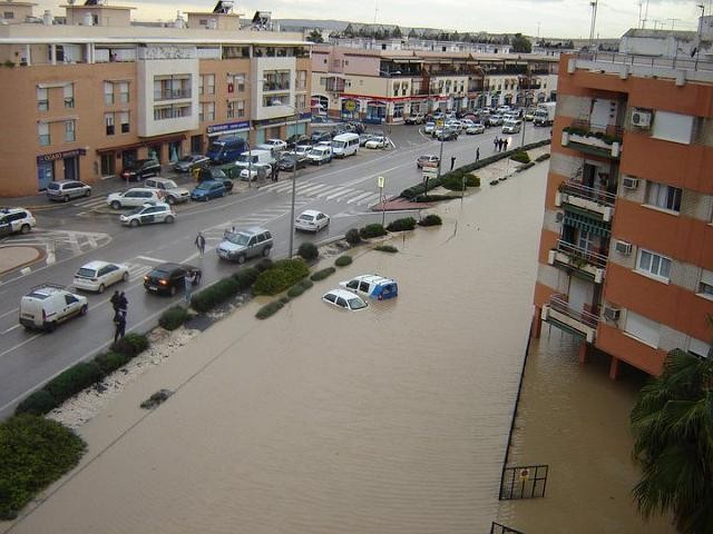 Vista parcial de una de las avenidas del municipio, anegada por el agua
