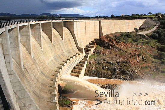 Las compuertas del embalse de Los Melonaresse desembalsaron por primera vez en febrero de 2010 / Juan C. Romero