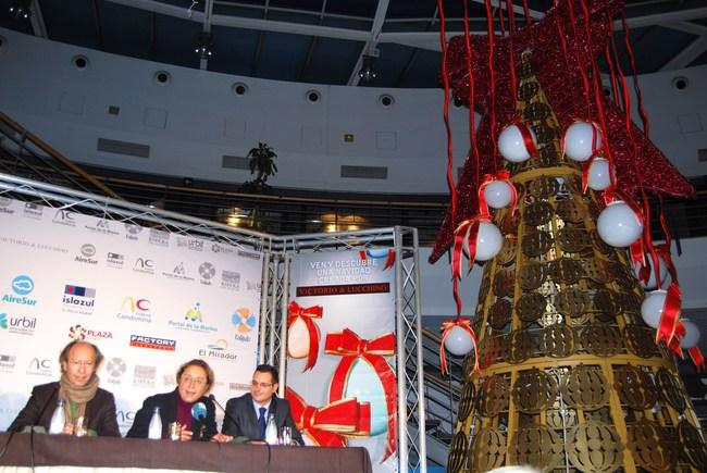 Para los modistos es su primera incursión en el diseño de la Navidad comercial/María Campos