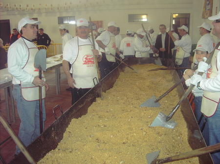 Miles de personas acudieron a Lora el año pasado para disfrutar de sus migas