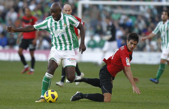 Un solitario gol de penalti de Emaná sirvió al Betis para mantener el liderato/Pizarro