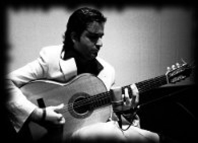 Este segundo concierto estará dedicado al flamenco, y correrá a cargo del joven guitarrista flamenco Eduardo Trassierra que actuará acompañado por el bajista Pablo Pradas.