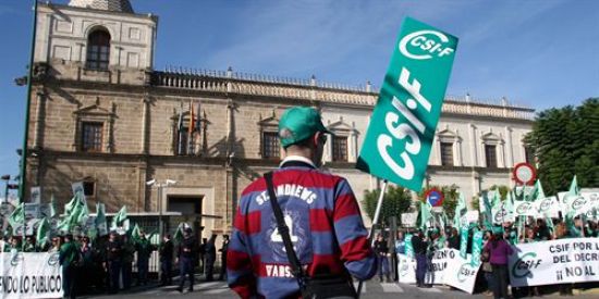 Concentración de funcionarios contra el decreto de reordenación de la Junta durante el mes de noviembre