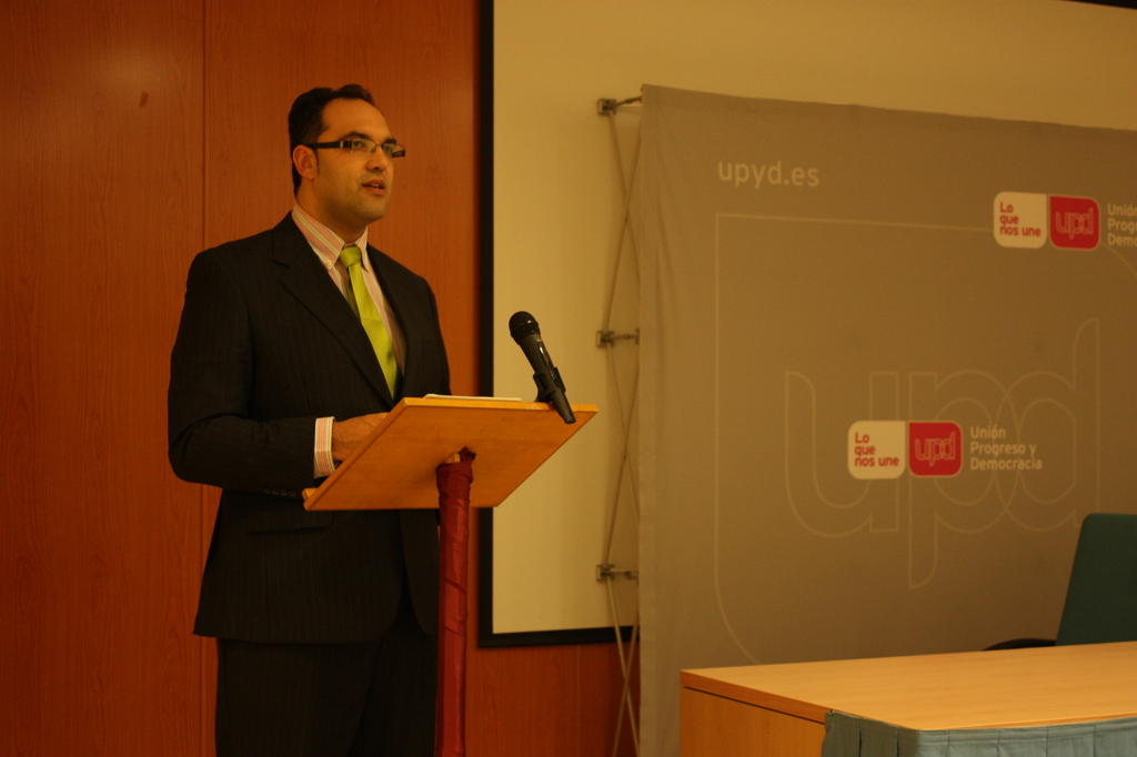 El candidato hizo anoche su puesta de largo en el municipio alcalareño/P. Buentes