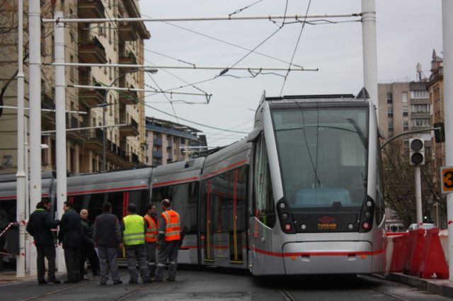 El nuevo tren es más estrecho y lleva baterías para poder circular en el tramo sin catenarias/Sevilla21.com