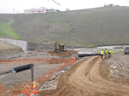 La medida provisional del muro de contención se complementa con la instalación de dos puntos de control del agua