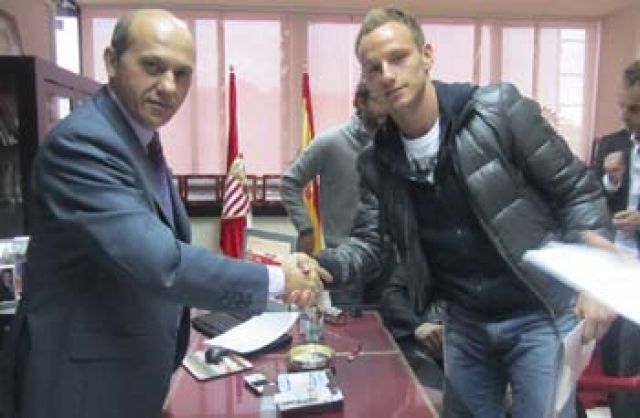 Rakitic ha sido el primero en firmar, hasta 2015/sevillafc