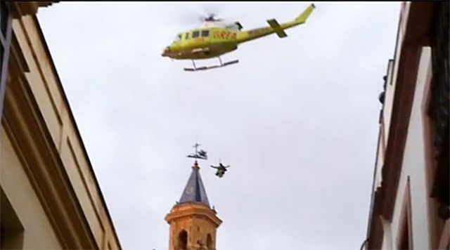 El helicóptero del GREA tuvo que evacuar al herido desde el tejado de la iglesia