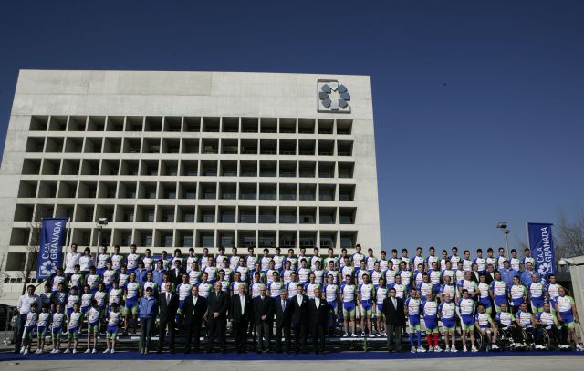 El equipo Andalucía - CajaGranada en la sede de la caja hoy
