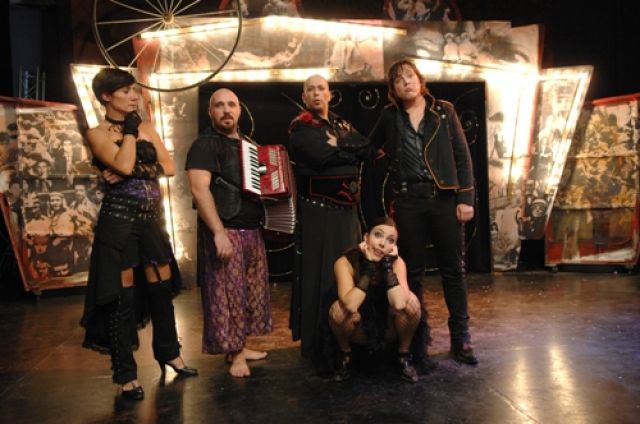 Emilio Goyanes rinde homenaje a la barraca de atracciones en la nueva producción de Laví e Bel, que consiguió el premio Max 2008 al mejor espectáculo musical con ‘Cabaret Líquido’. / juntadeandalucia